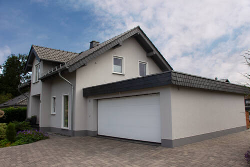 Fassadengestaltung Haus und Garage